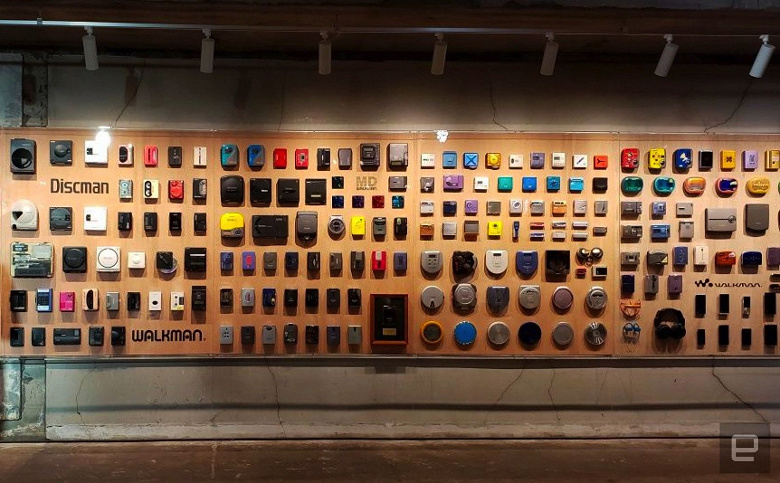 Фото дня: 230 различных плееров Sony Walkman на одной стене в честь 40-летия культовой модели TPS-L2
